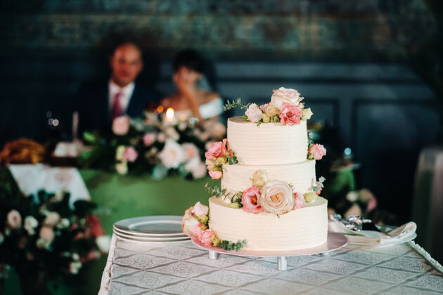 美丽优雅的婚礼蛋糕在婚礼上分为三层蛋糕仪式糖