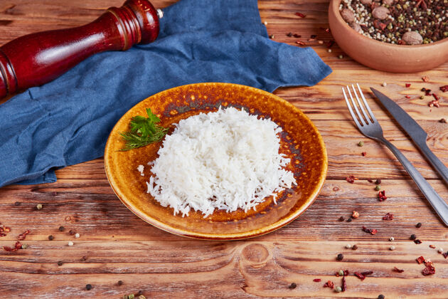 巴斯马蒂一份煮米饭 木制的沸腾晚餐烹饪