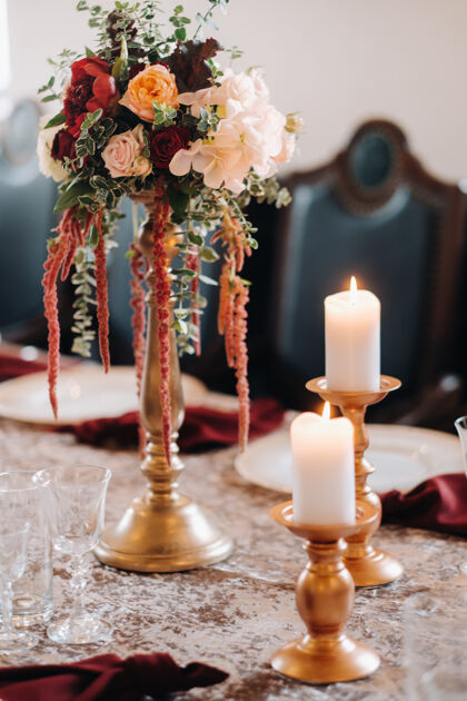 浪漫婚礼桌上装饰着鲜花 在城堡的桌子上 餐桌上装饰着烛光晚餐室内鲜花餐桌