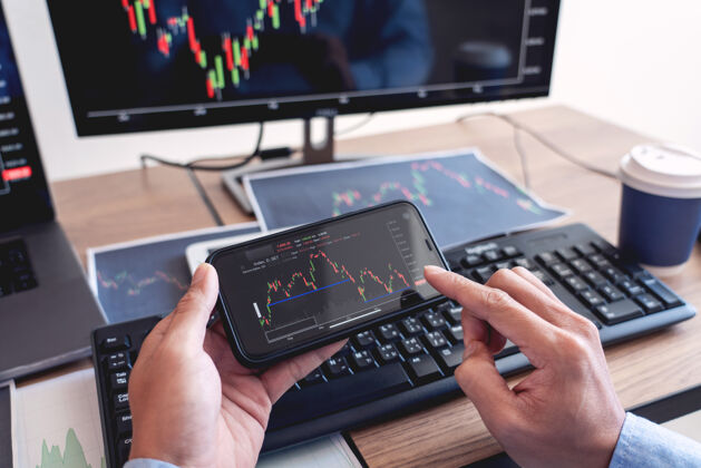 专业商人经纪人在屏幕上分析财务数据图表和报告分析交易员高管