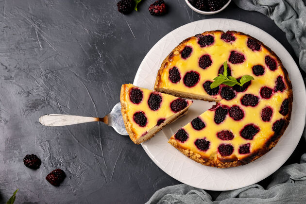 浆果自制奶酪蛋糕与黑莓位于黑暗 水平方向 俯视图 复制空间午餐美味美味