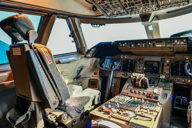 内部现代仪器在驾驶舱飞机内部视图飞行员航空公司显示