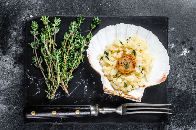 俯视图木壳煎海贝烩饭桌面查看贝类地中海烹饪