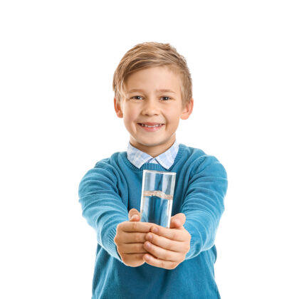 肖像可爱的小男孩 一杯白开水能量过滤自然