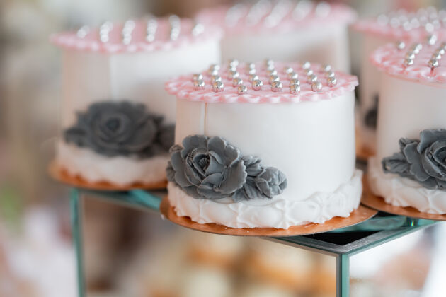 细节精致的结婚蛋糕珍珠婚礼镜子立方体上的甜点甜点沙漠新鲜