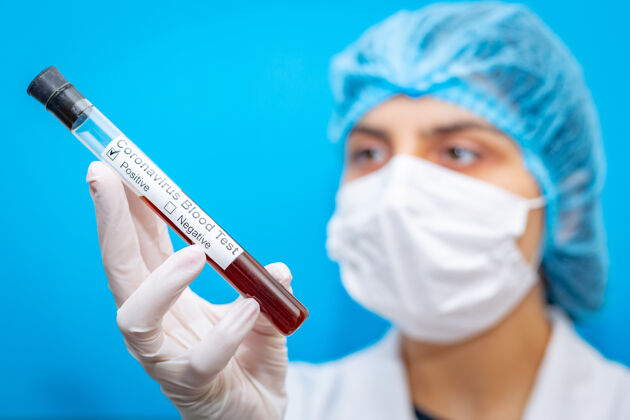血液年轻的女医生戴着口罩 血液检测结果呈阳性 这是一种在全球迅速传播的新型冠状病毒科学感染医学