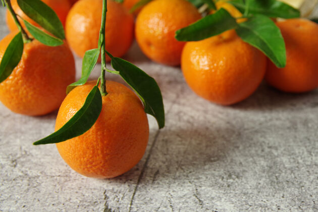 天然青叶鲜香橘桌上熟透了多汁的柑桔叶子健康柑橘