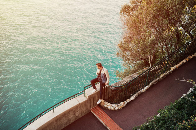 田野摩纳哥海上的法国里维埃拉 年轻人在蒙特卡洛的王子宫殿欣赏全景天堂目的地海岸