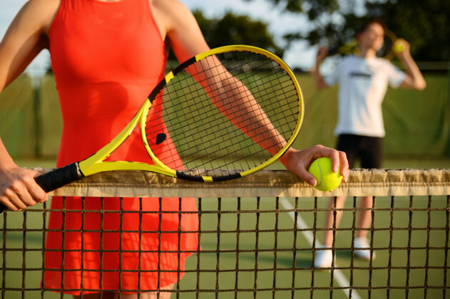 活动男女网球手带球拍 户外训练court.活动健康的生活方式 人们玩体育游戏 健身锻炼与球拍运动员动作比赛