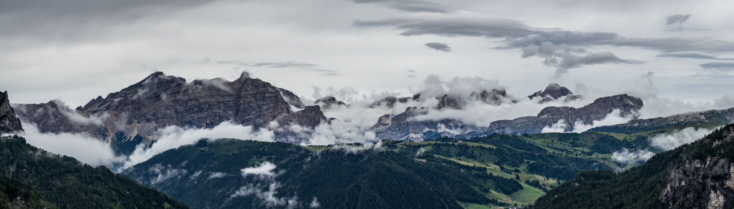 雾高山风光意大利阿尔卑斯山雾蒙蒙的景色山峰自然云