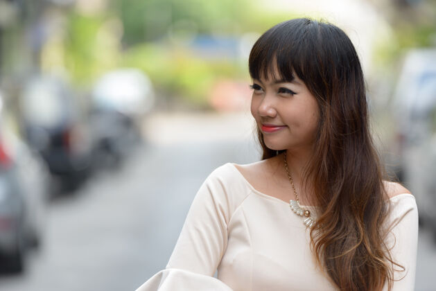 东南年轻美丽的亚洲女商人在城市户外的画像城市商业女性头发