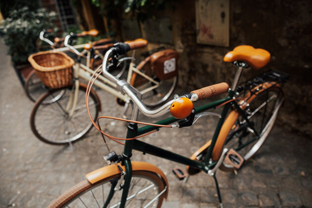 意大利老式自行车 罗马城市街道上的棕色和白色自行车文化自行车交通