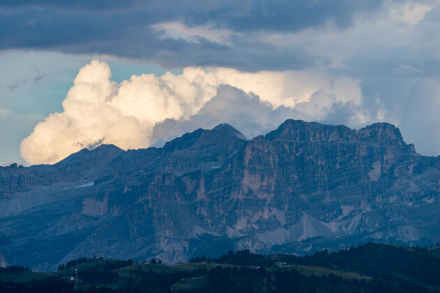 自然意大利阿尔卑斯山的山景山峰风景白云石