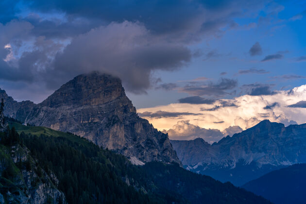 意大利意大利阿尔卑斯山的山景风景山峰阿尔卑斯山