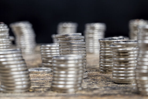 支付大量银色圆形金属硬币堆在一起财富数字法律