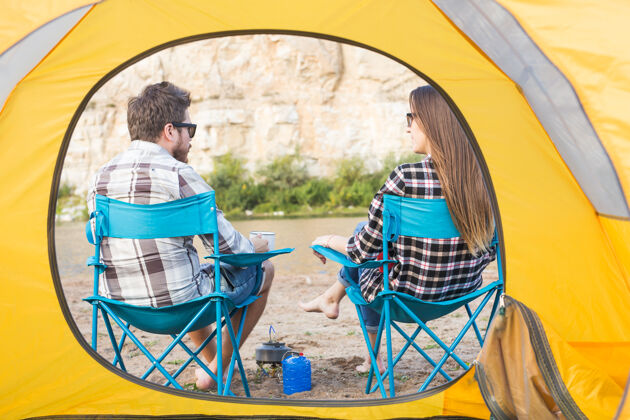 女人人 夏季旅游和自然概念-年轻夫妇在帐篷附近喝茶女性自然背包