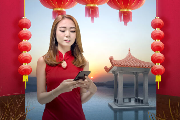 微笑身着旗袍的亚裔华裔女子手持手机打电话开心吗中国新年泰国中国新年欢呼