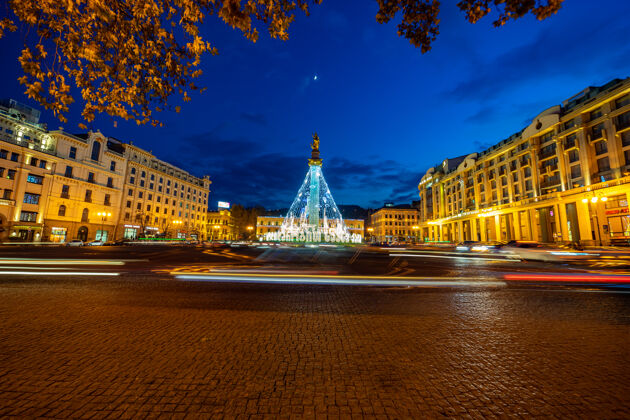 高加索第比利斯的主要广场-自由广场与圣诞树与灯光和节日照明市中心地标圣诞节