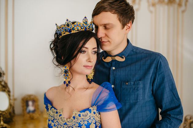 魅力年轻幸福的情侣恋爱在皇家室内巴洛克 特写新婚礼服装饰