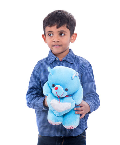 可爱小男孩在玩他的玩具泰迪熊护理泰迪童年