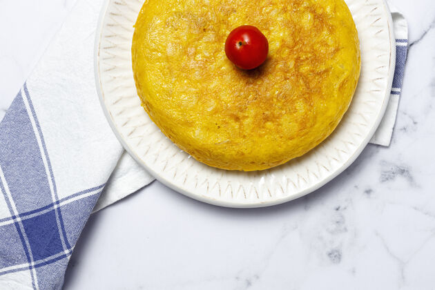 开胃菜自制西班牙煎蛋卷鸡蛋传统的西班牙菜食物餐厅玉米饼