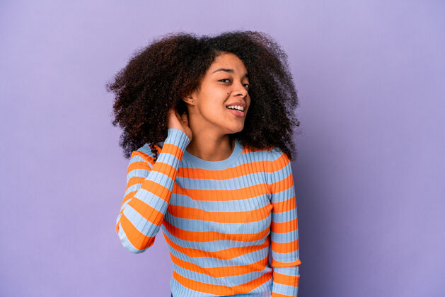 交流年轻的非洲裔美国卷发女子在紫色的尝试听八卦女性黑人休闲