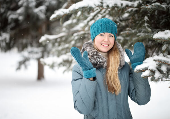 随意美丽的冬日少女画像 在冬日的风景中天气肖像女孩