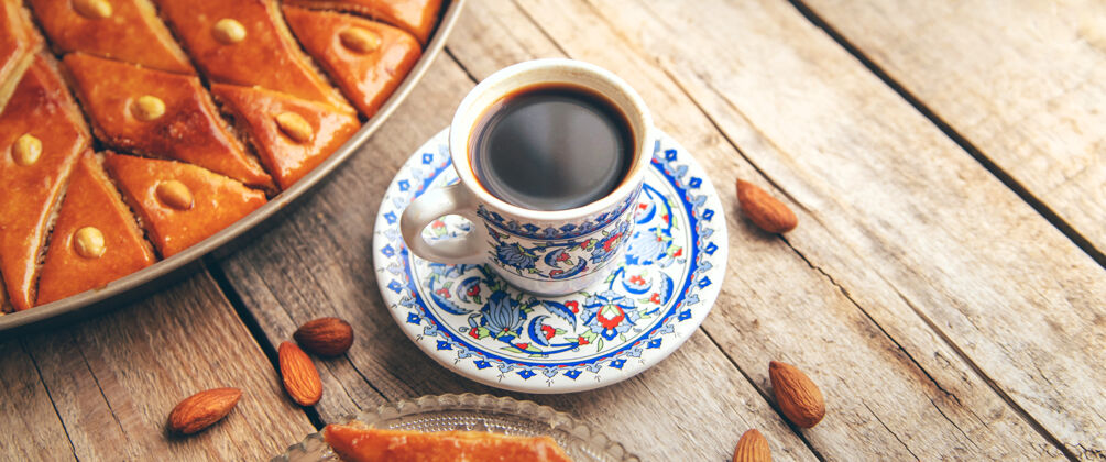 咖啡馆一杯土耳其咖啡和baklava托盘美味土耳其菜