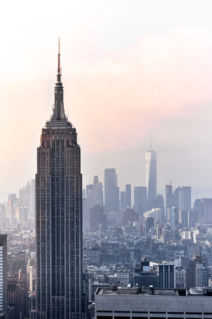 曼哈顿天际线在阳光明媚的日子里俯瞰纽约城的标志性景观摩天大楼之间的阳光和多云的背景旅游概念纽约 美国纽约城市全景
