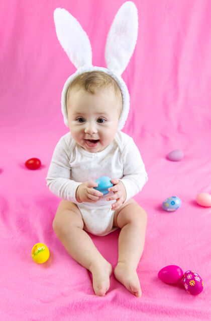 鸡蛋穿得像兔子的宝宝 带着复活节彩蛋过复活节年轻有趣惊喜