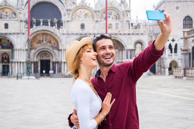 生活方式年轻夫妇在威尼斯游玩-游客在意大利旅游和观光威尼斯最相关的地标-关于生活方式 旅游 旅游的概念女人美丽参观