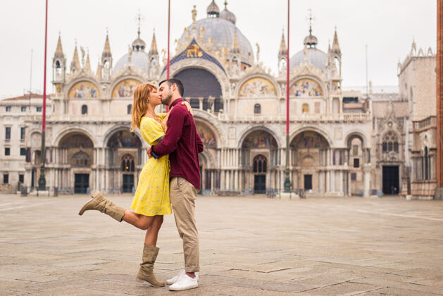 情侣年轻夫妇在威尼斯游玩-游客在意大利旅游和观光威尼斯最相关的地标-关于生活方式 旅游 旅游的概念微笑人女人