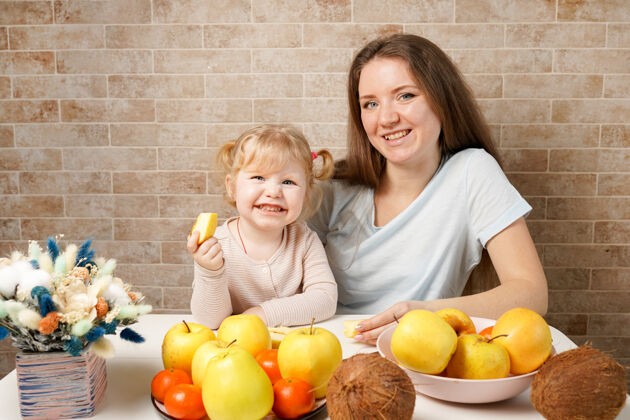 苹果快乐家庭母子宝贝女儿健康食品水果厨房室内女性女人房子