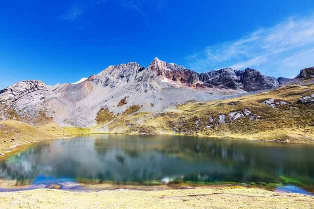 蓝色美丽的山脉风景在科迪勒拉华亚什 秘鲁 南美洲风景惊人湖泊
