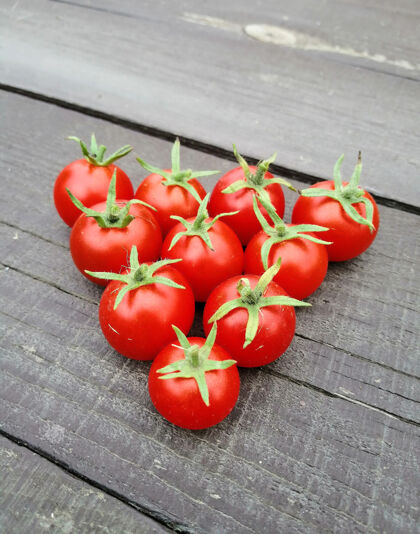 素食西红柿放在天然的木头表面团体配料特写