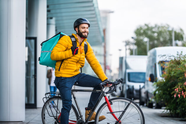 携带送菜服务 骑手用自行车送菜给客户-关于交通 送菜和技术的概念送货制服快递