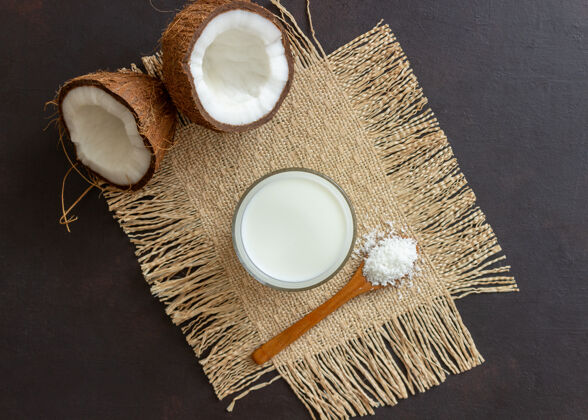 棕榈椰子奶和新鲜椰子素食健康饮食切割开放成分