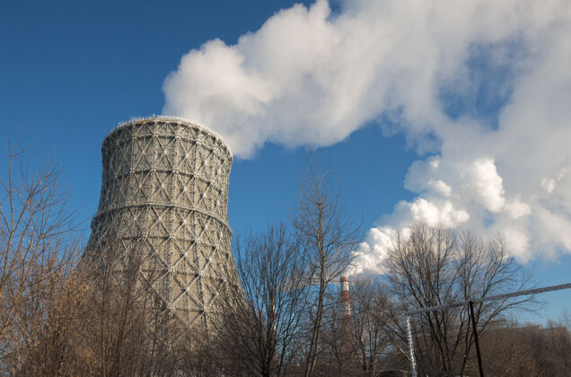 塔火力发电厂的冬季景色烟囱建筑烟雾