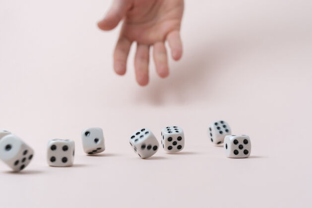 风险人的手在桌上掷方块 赢赌博赌场立方体扔财富