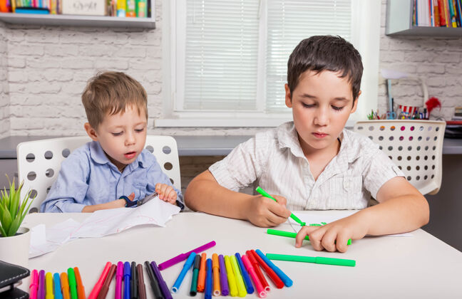 水平可爱的男孩在学校学习绘画快乐的家庭画画小学教室快乐