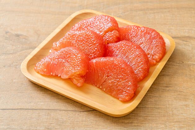 水果盘子里有新鲜的红柚子或葡萄柚木材有机热带