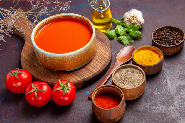 锅前视图美味的番茄汤与新鲜番茄和调味品的黑暗空间调味品新鲜的酱汁