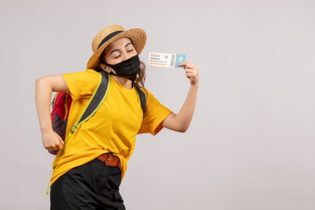 面具正面图背着背包拿着旅行票的年轻旅行者旅游旅行者人