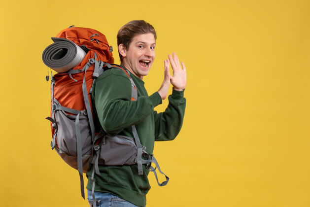 肖像正面图年轻男子背着背包准备远足度假准备山