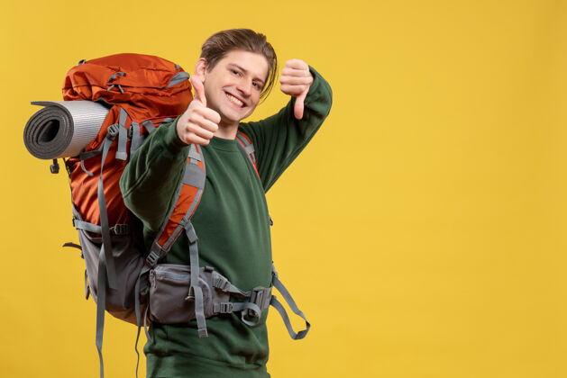 肖像正面图年轻男子背着背包准备远足人准备旅游