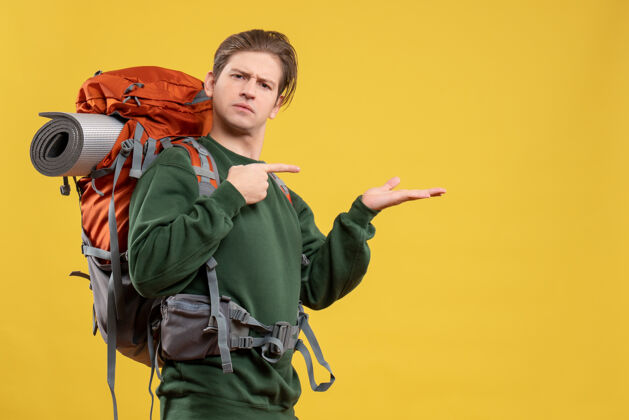 度假正面图年轻男子背着背包准备远足成人肖像游客