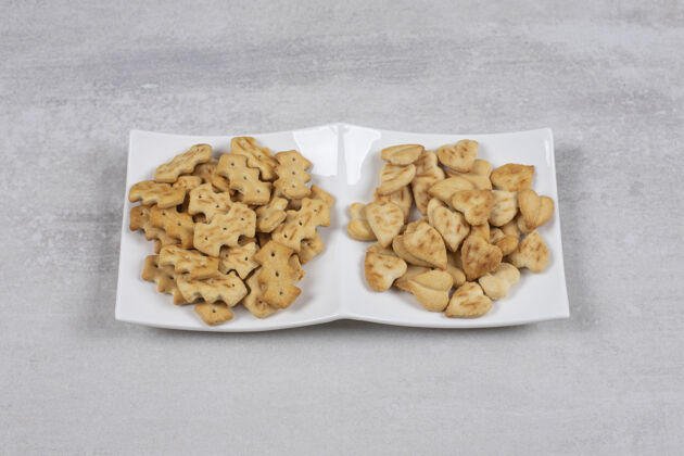 饼干两种不同的饼干放在白板上酥饼脆美味