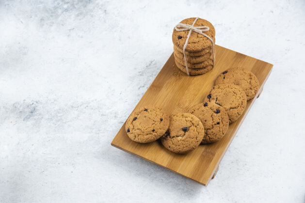 食物美味的巧克力饼干放在木制砧板上美味深色薯片