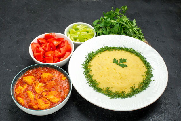 盘子前视图灰色空间上的土豆泥 绿色蔬菜和西红柿片西红柿烹饪切片