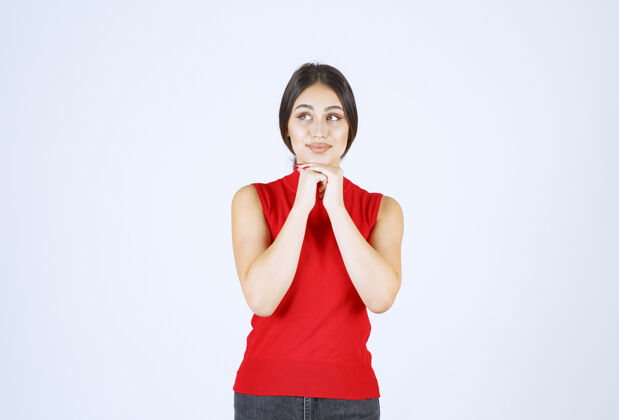 女人穿红衬衫的女孩摆出积极诱人的姿势成年人员工休闲